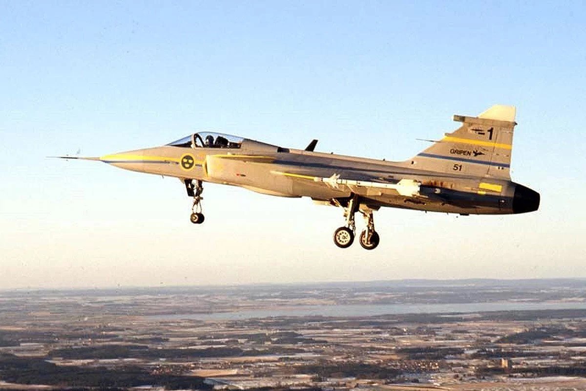 飞扬军事 1988年12月9日，瑞典JAS-39“鹰狮”战斗机完成首飞 