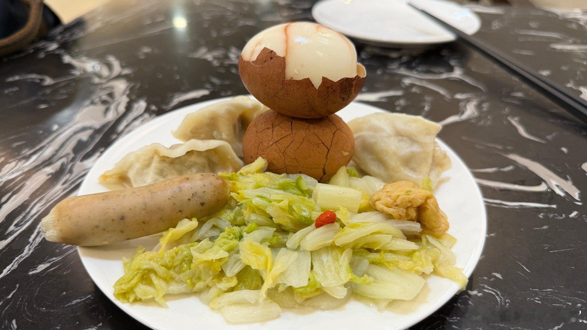 今早，我来到了茶蛋高原，看着远方连绵雪山隆起赭褐层峦，裂纹似岁月刻下的肌理，是高