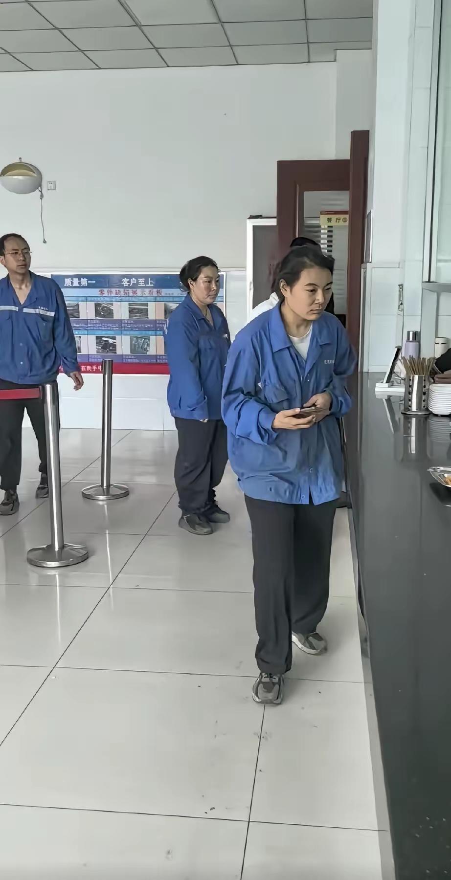 下班了，一个个都是那么的疲惫不堪，无精打采！