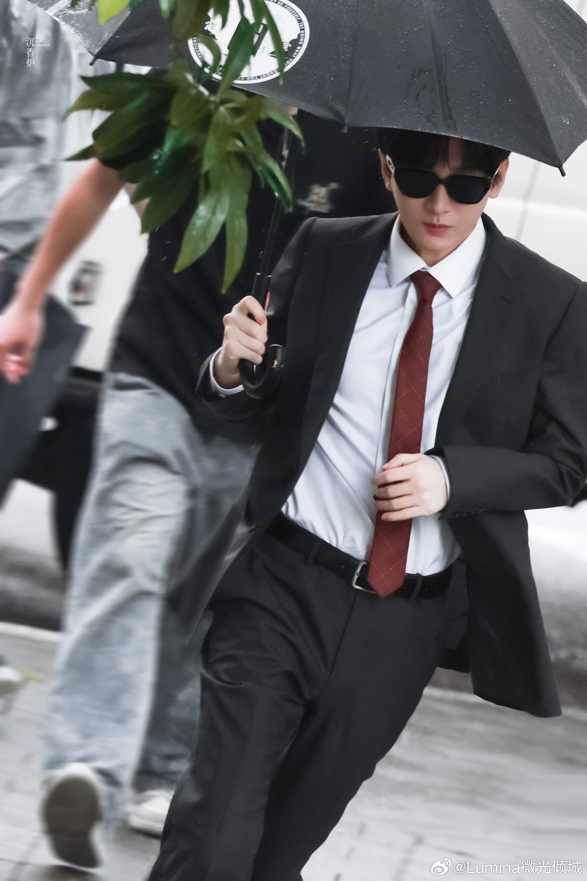 谁懂啊！！刷到成毅《狩谎》路透拿着伞跑过来那一刻真的呼吸都停了，狩谎妆造绝 一身