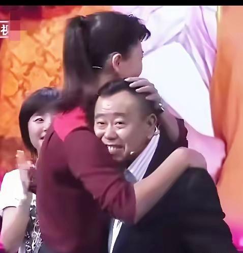 哇塞，个头偏矮的潘长江老师这是被哪位高个子豪爽美女拥入怀中格外宠溺呢？