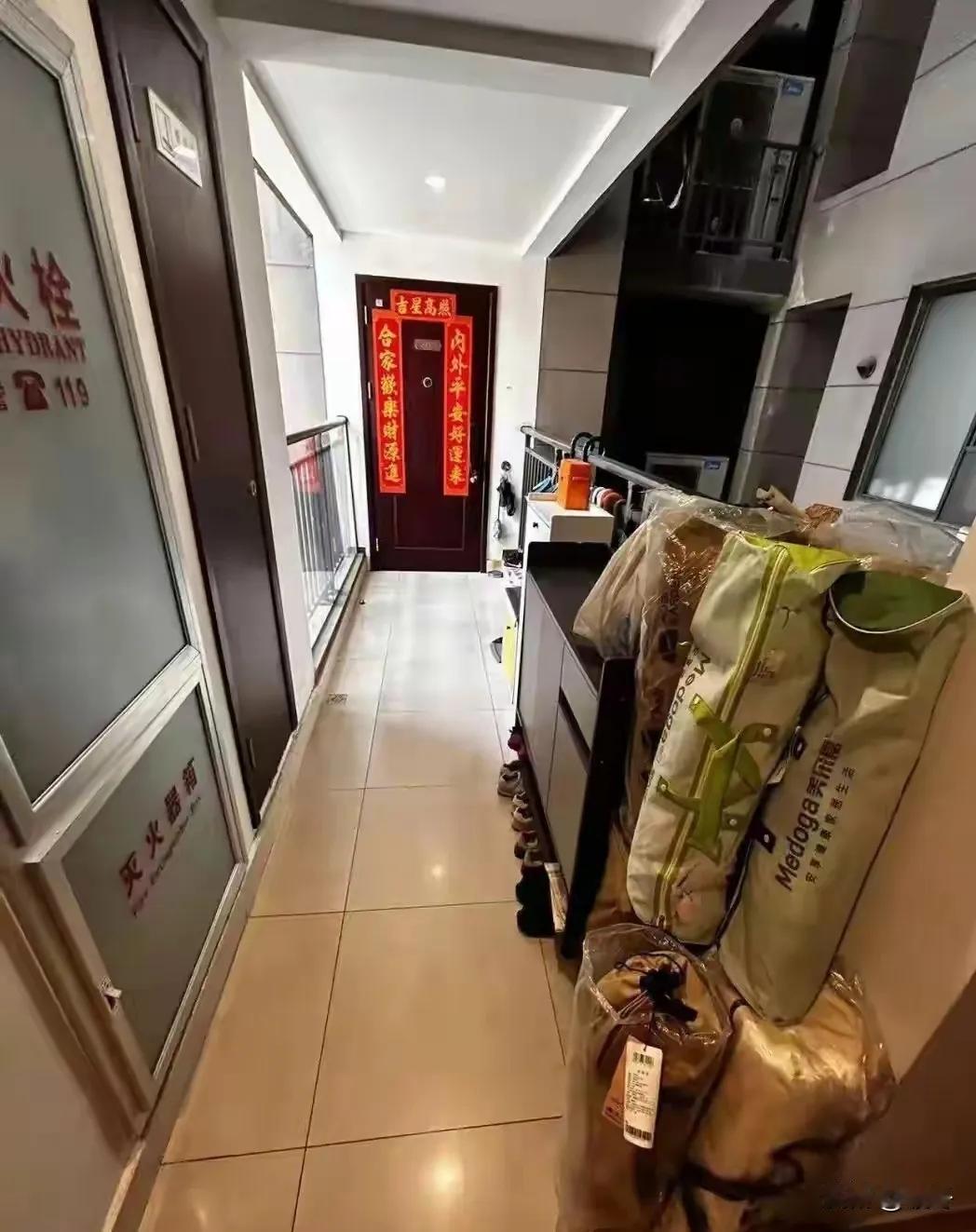 明显是物业不作为。
杭州璞悦湾小区。
对门邻居把公共楼道当成自家的储藏间，鞋柜、