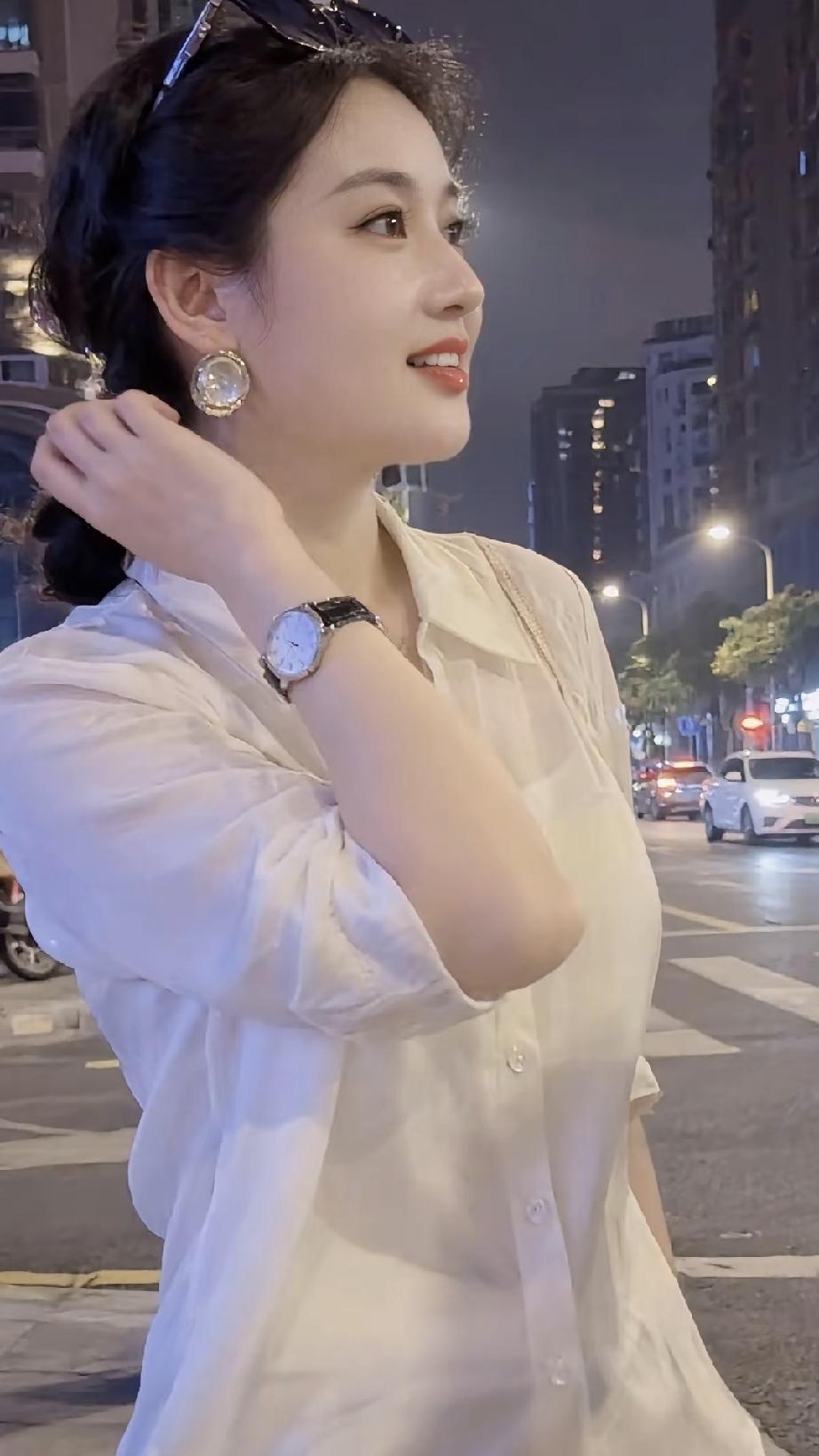有没有发现，真正熬垮人的，从来不是当下的苦。
 
而是深夜猝不及防涌上心头的，那