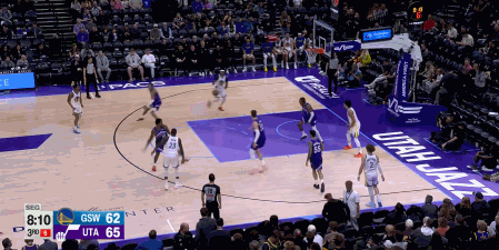 天赋拉满！小佩顿单手隔扣看呆追梦！
在今天NBA常规赛勇士对阵爵士的第三节比赛中