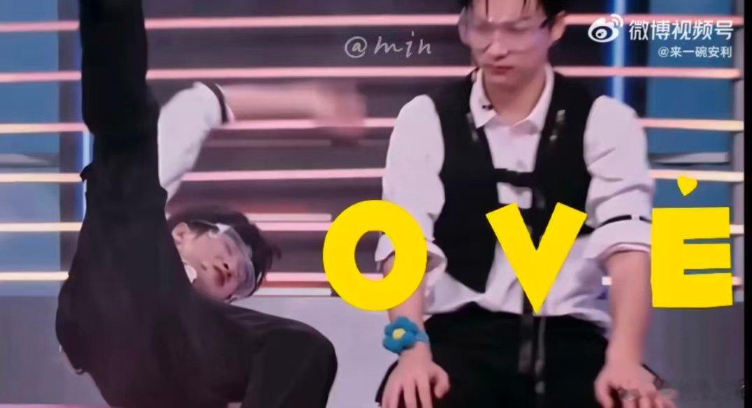 檀健次上好六自带笑点！被水炮击倒的瞬间超可爱，小炭火们火速二创“专属love”，