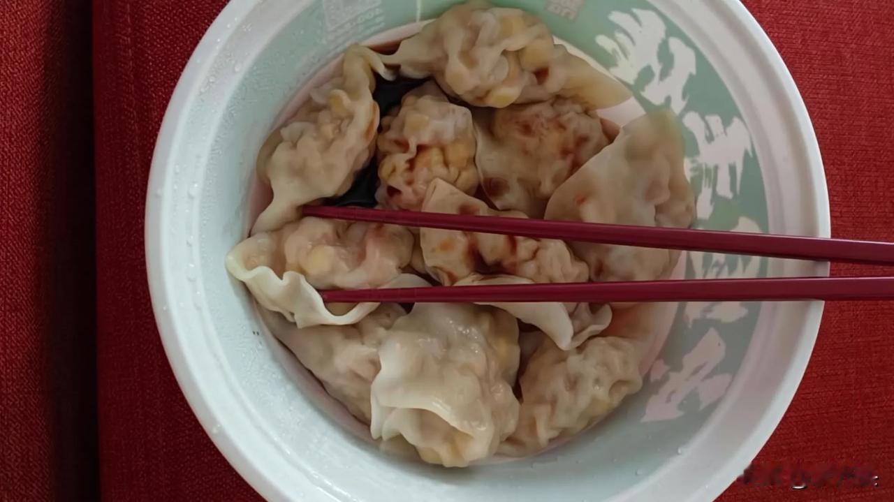 认同吗？西贝：这不叫预制菜，袁记水饺：这叫手工现包。
我们记得，西贝曾反复对外强