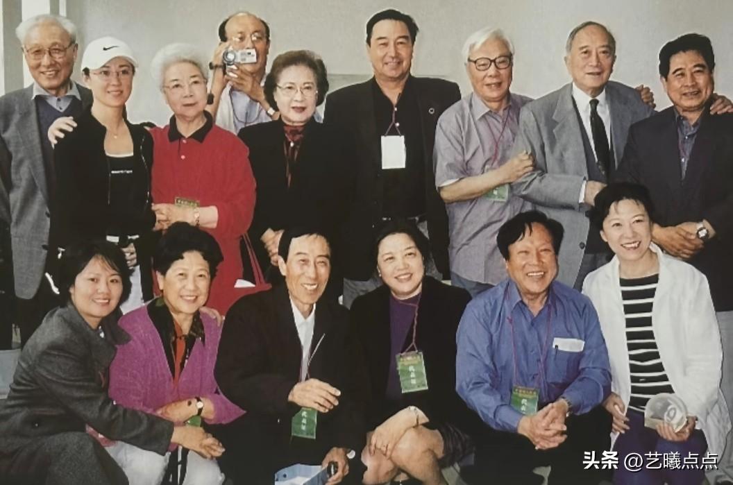 群星荟萃，都是著名的电影老演员。
其中有“新中国22大明星”之田华、孙道临、秦怡