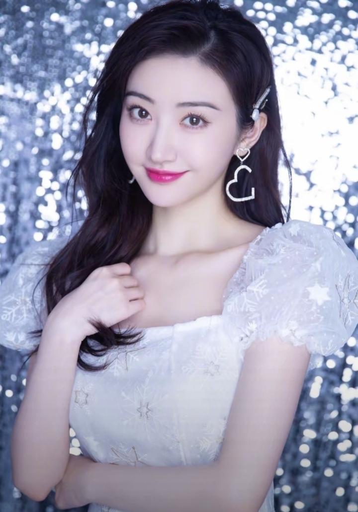 景甜，38岁，陕西省西安市，中国内地女演员、歌手。

她拥有精致立体的浓颜，心形