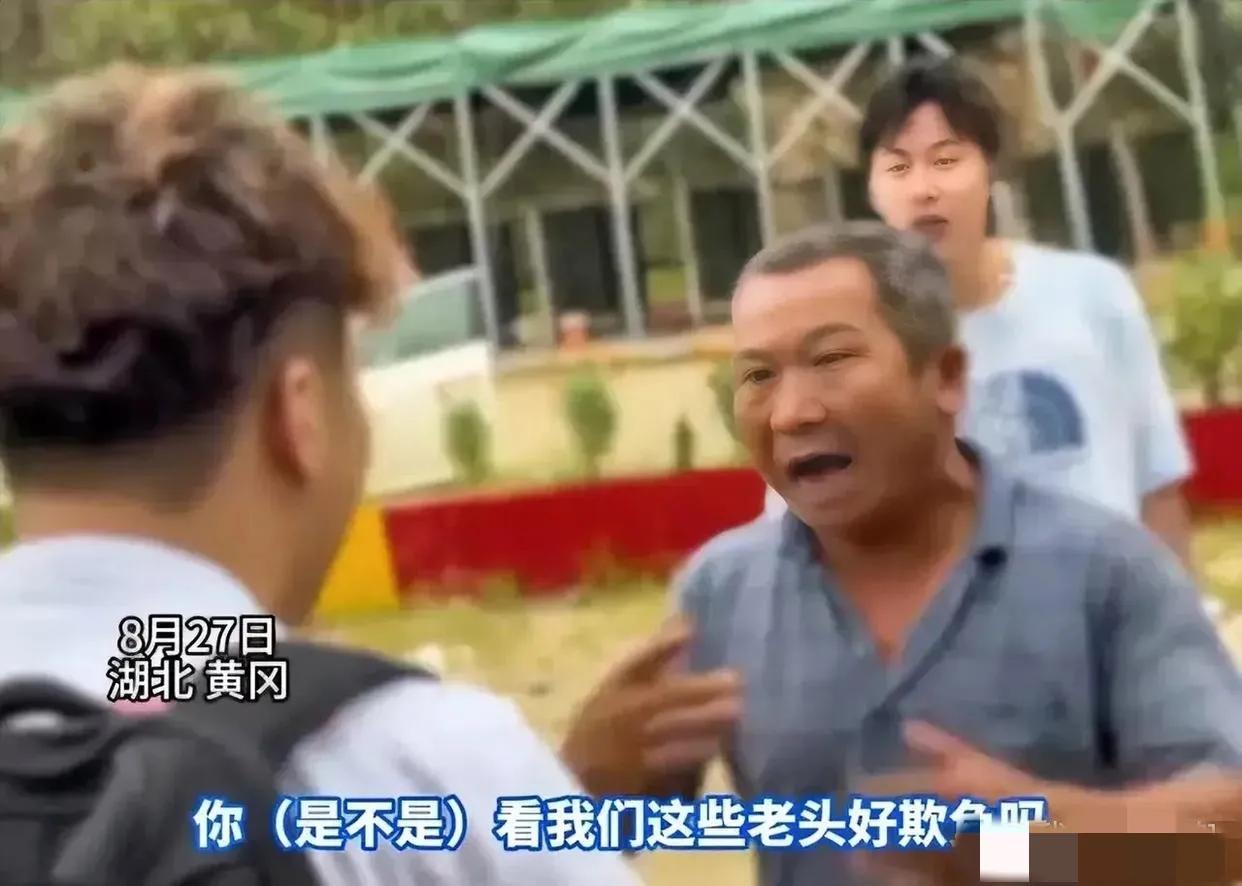 一群年轻的学生兴高采烈地前往黄冈麻城的天景山飞瀑漂流，享受着大自然的馈赠和刺激的