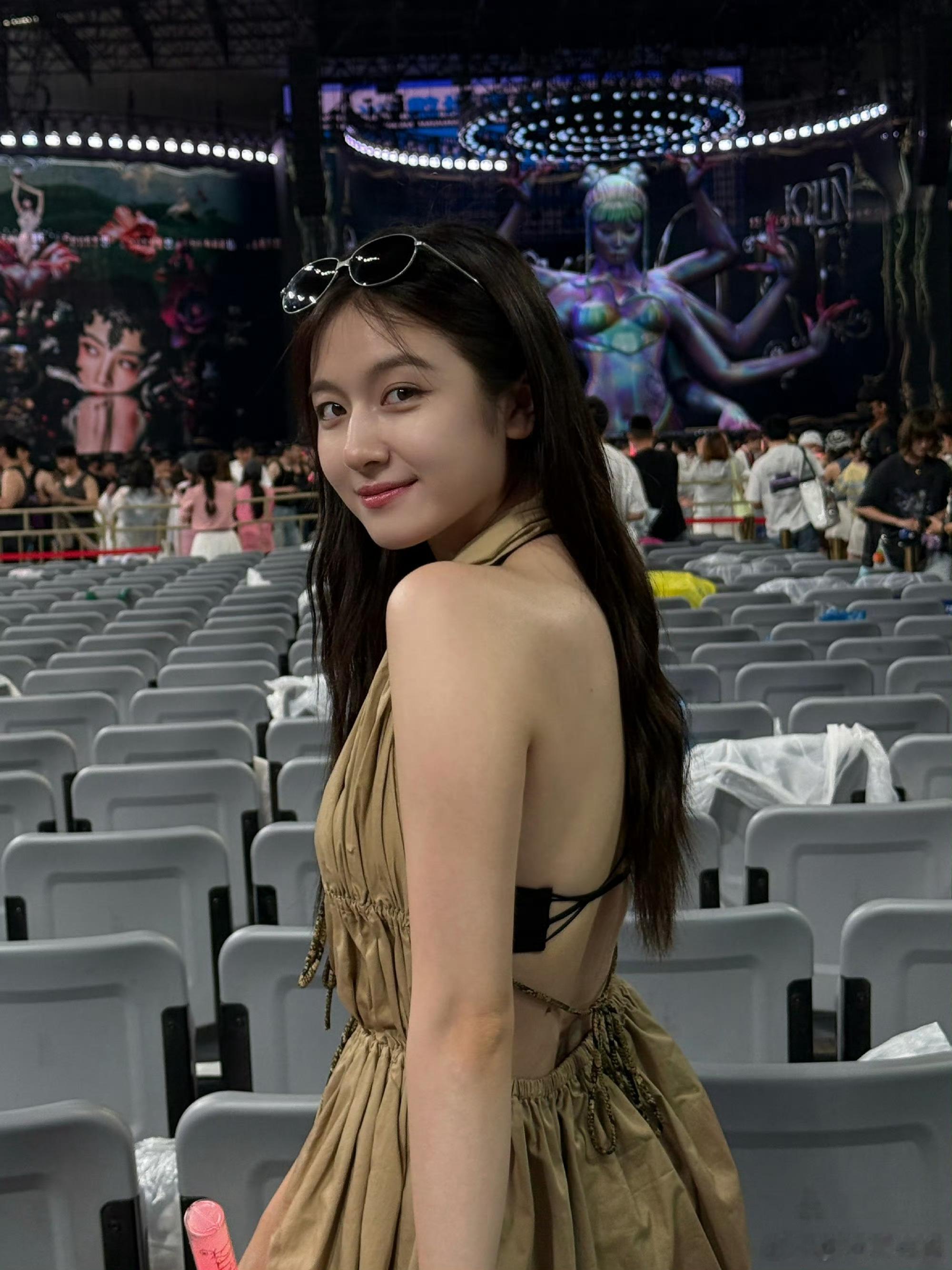 好多明星来看蔡依林演唱会沈梦辰不愧是骨灰级铁粉，多次奔赴蔡依林各地巡演，这次鸟巢