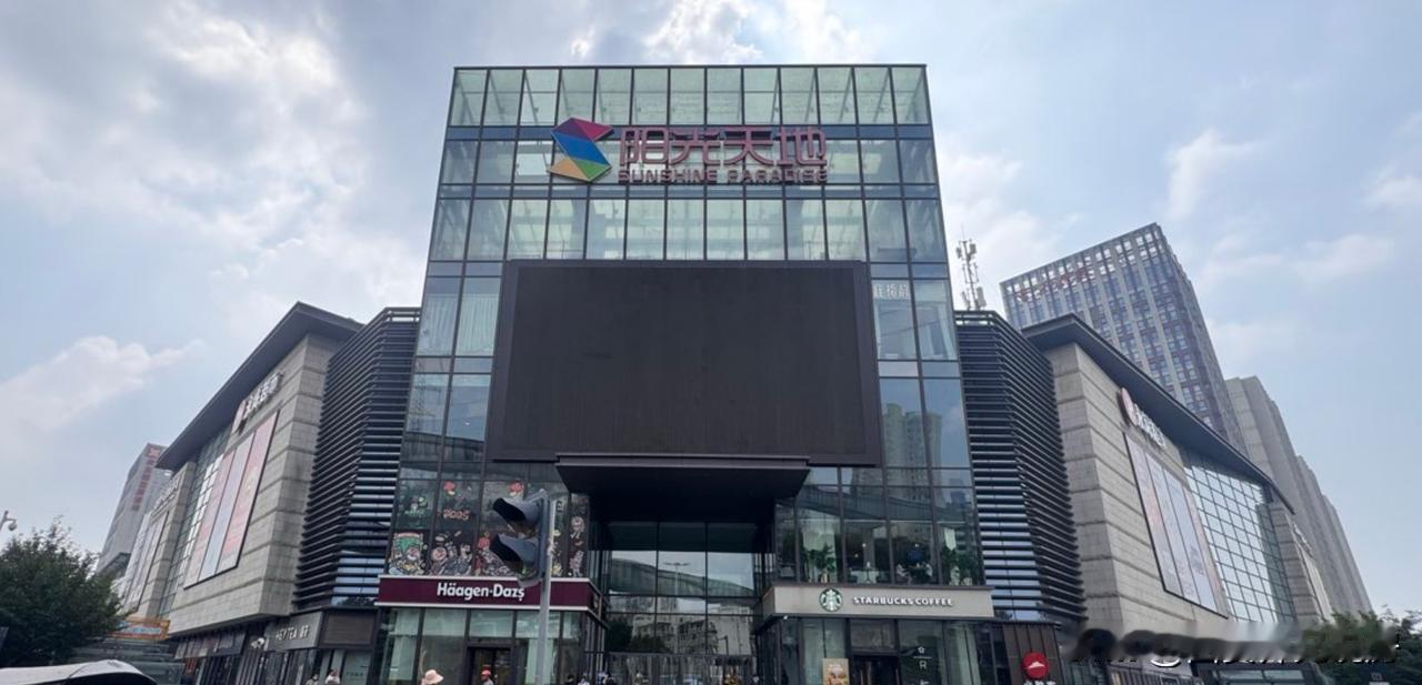 西安城南又一大商场面临关店！
位于西部大道紫薇田园都市板块的阳光天地近期爆出被抵