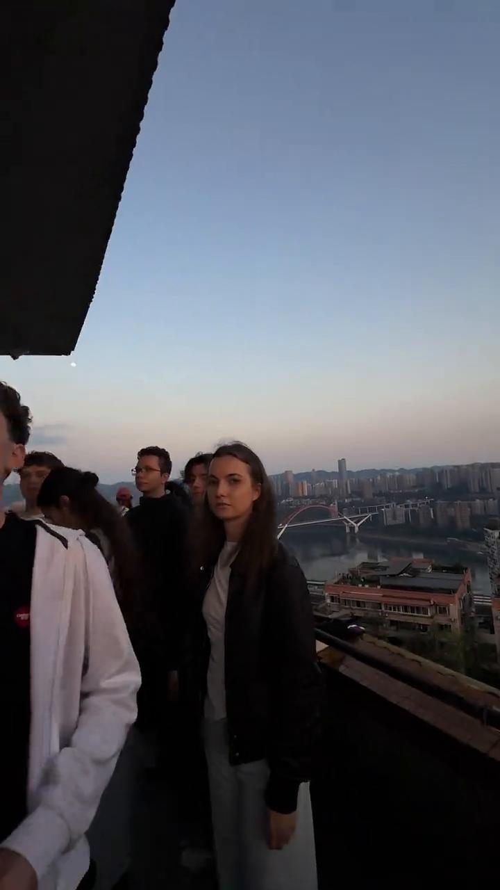 三月最后一天，重庆出太阳了，我在鹅岭公园看日落。今天好多人出来看晒太阳，看日落。