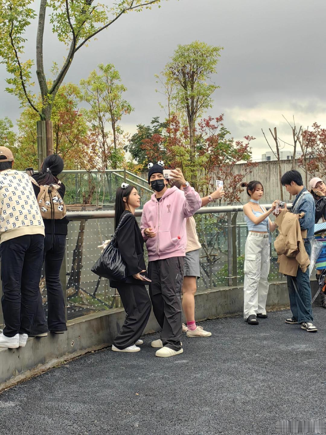 #成都偶遇王大陆和女朋友#网友在成都动物园繁殖基地偶遇王大陆和他新女友沐轩，两人
