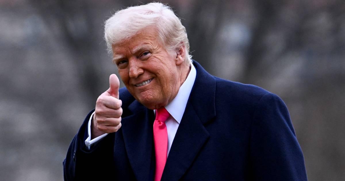 那个开着V8猛禽、喝着大可乐的霸气美国，彻底死透了！特朗普为了几辆“老头乐”级别