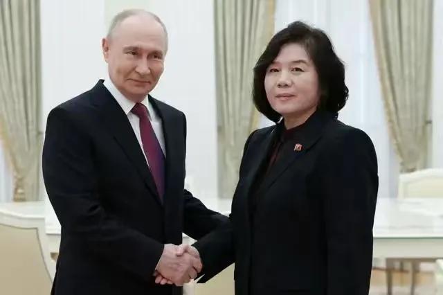 俄罗斯总统普京19日与访问莫斯科的朝鲜外交部长崔善姬进行了会谈，并对乌克兰战争的