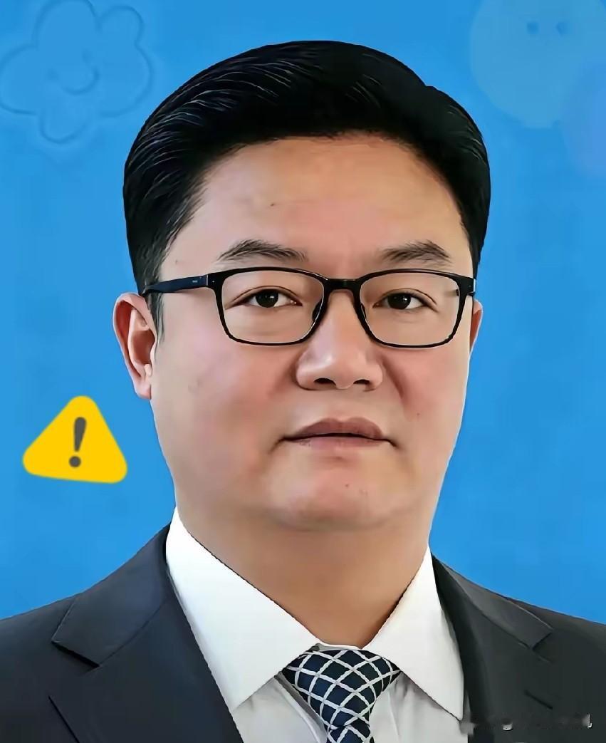 大半夜的
四川那边爆了个大雷。
66岁的罗凉清被查了。
这岁数本该在公园遛鸟，结