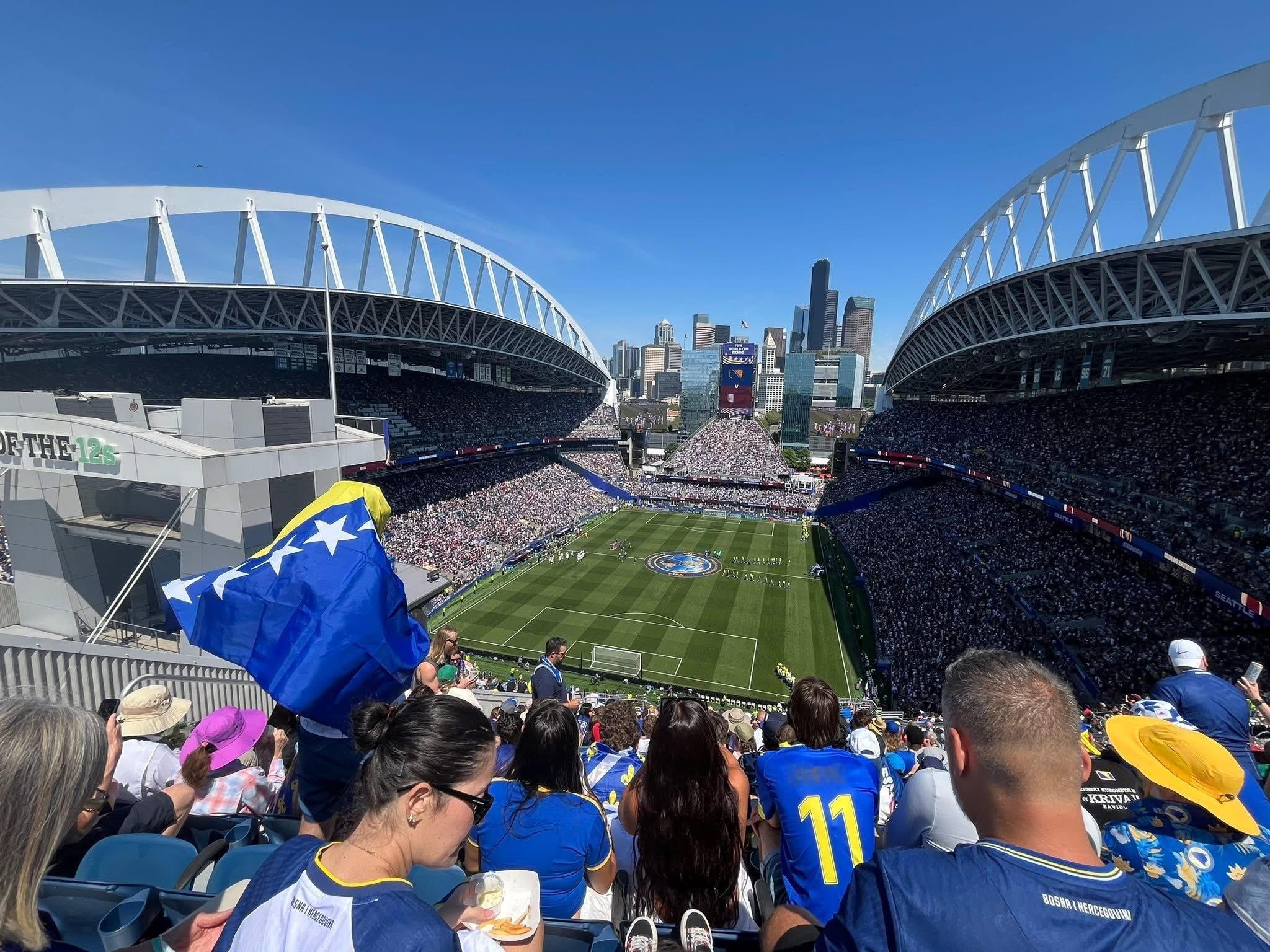 谷友分享👇波斯尼亞🆚卡塔爾現場，山頂位都足夠震撼！！🧑🧑🧒🏟️🇧?