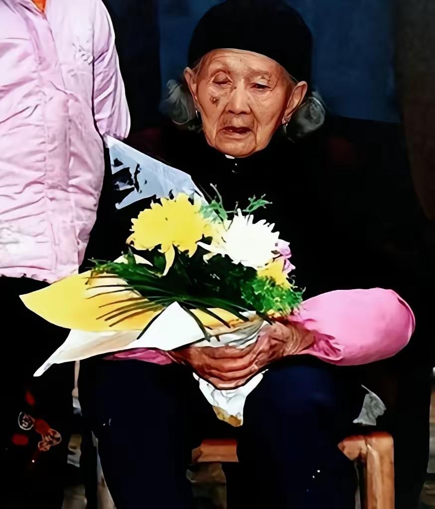 七子参军皆“阵亡”，58岁母亲哭至双目失明，1949年一声“娘”令人心碎
她是北