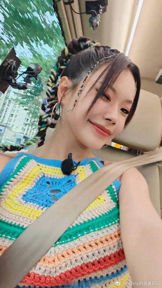 #万妮达闭着嘴也能说话##我是大美人#万妮达，音乐界的璀璨星辰，即使不言，也能以