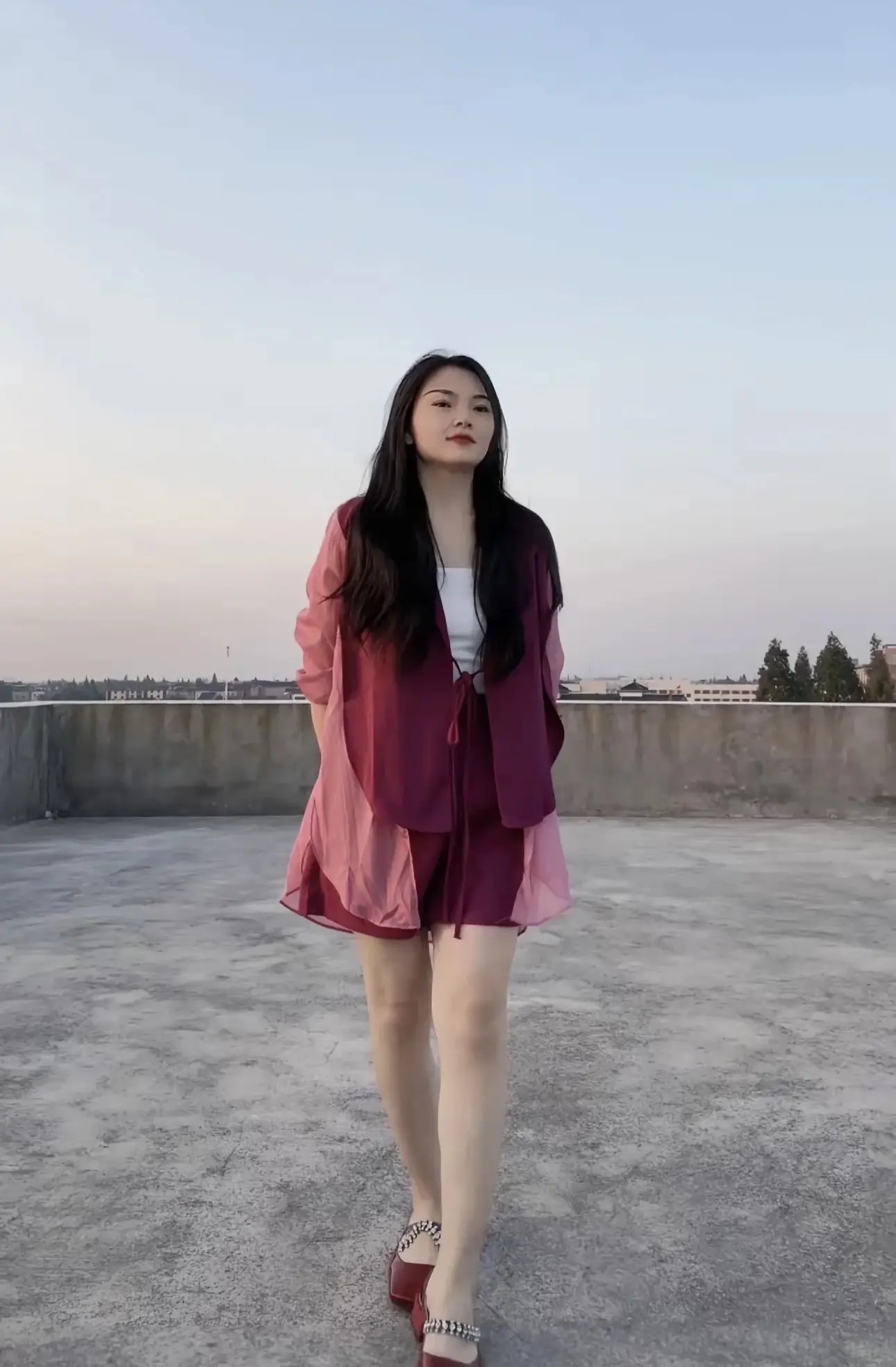 谋生的路上，大家都很辛苦，只是有些人从来都不说，因为身后有牵挂，眼里有...