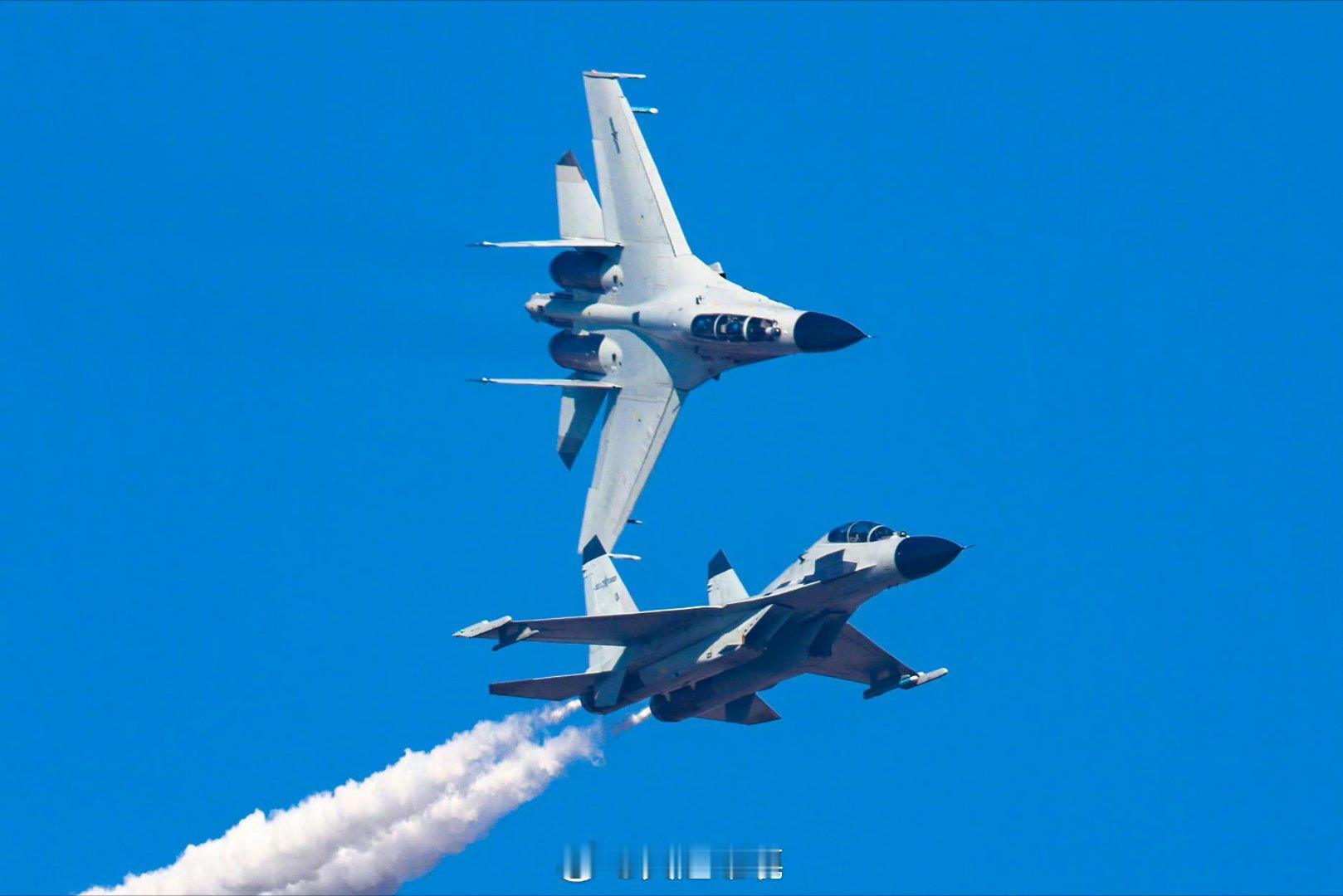 【剑指长空！战机翱翔空天，安全感拉满】近日，海军航空大学某团围绕空战对抗、低空突