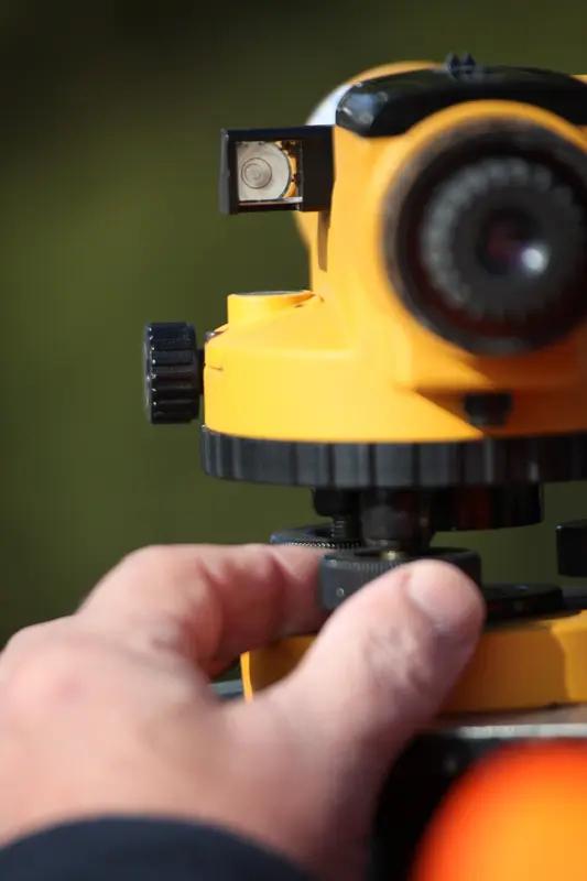 2月26日，上海一女子怀疑丈夫出轨闺蜜 花9000元找人安装GPS 进行“私家调