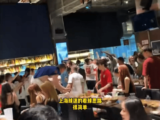 上海人的看球快乐很便宜比头球绝杀更绝的是上海球迷不用花钱找酒吧，上海商圈、社区全