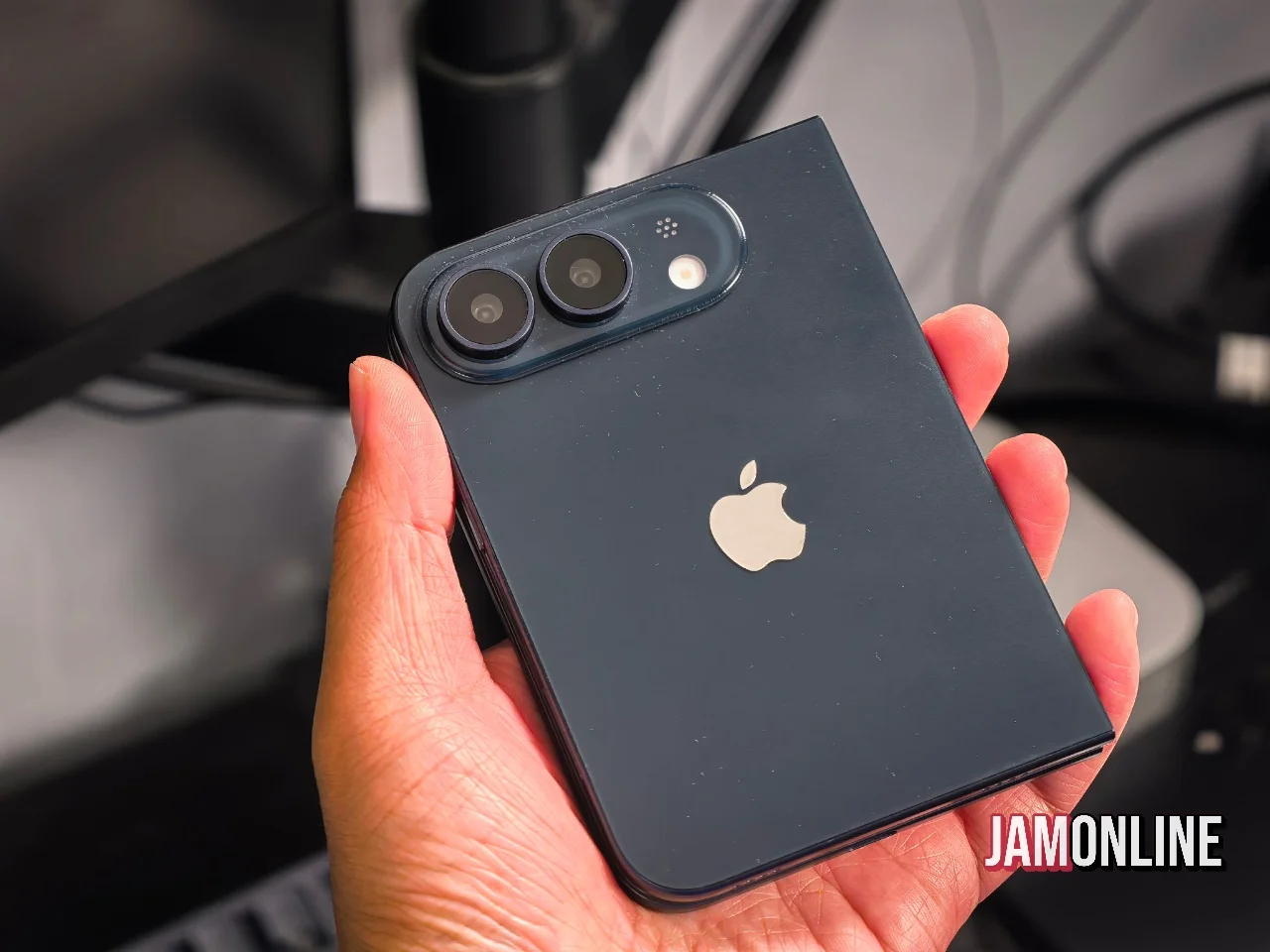iPhoneUltra黑色机模 单看果子这个机模，还感受不到什么惊艳的质感。外观