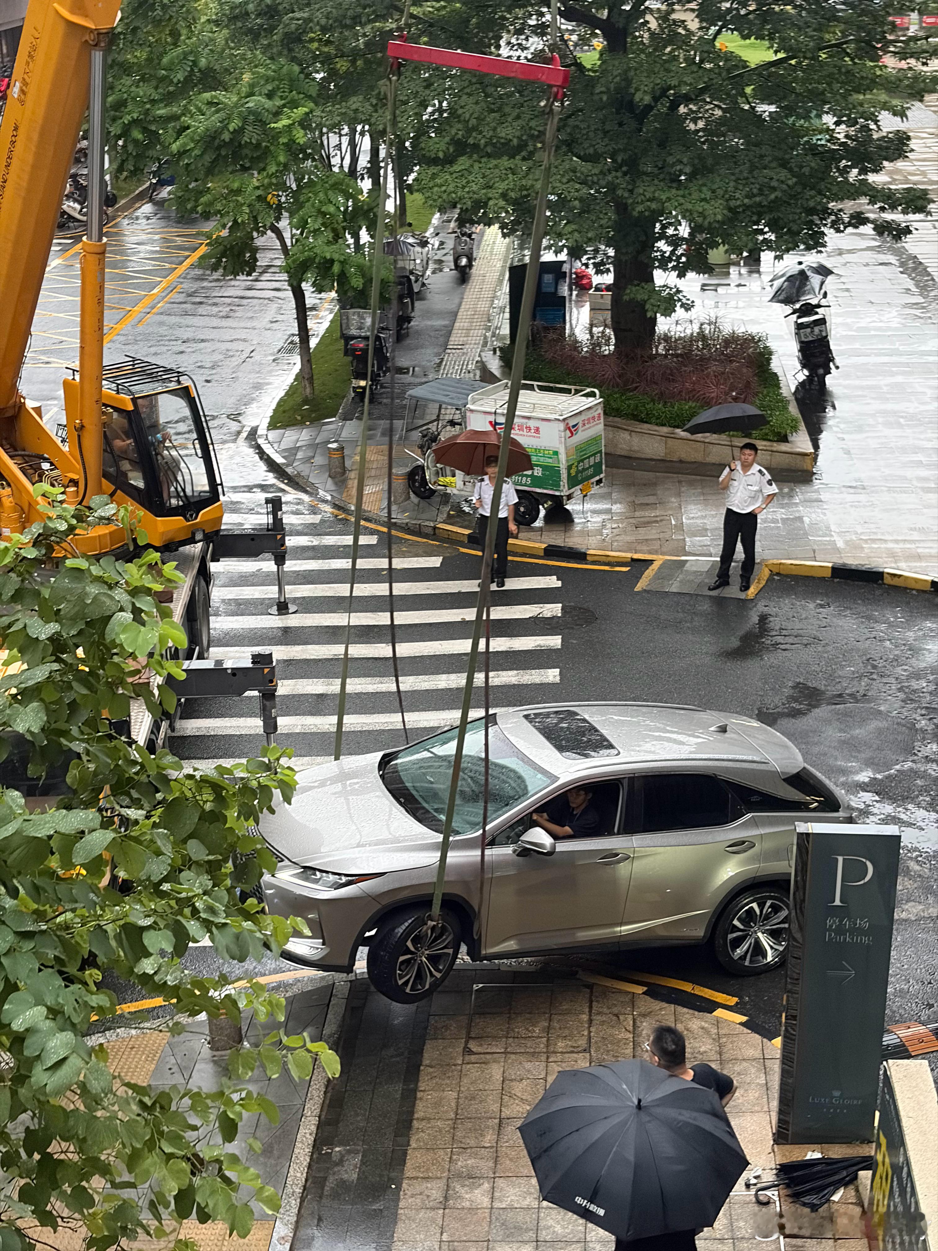 车撞柱子上怎么办？竟然是要用吊车🏗️很好奇这一趟要多少钱…… ​​​