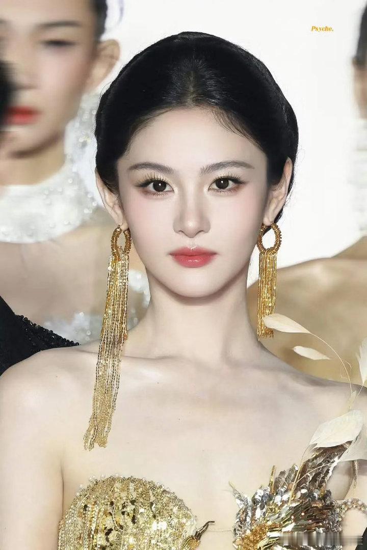 她现在真的很美啊 ​​​