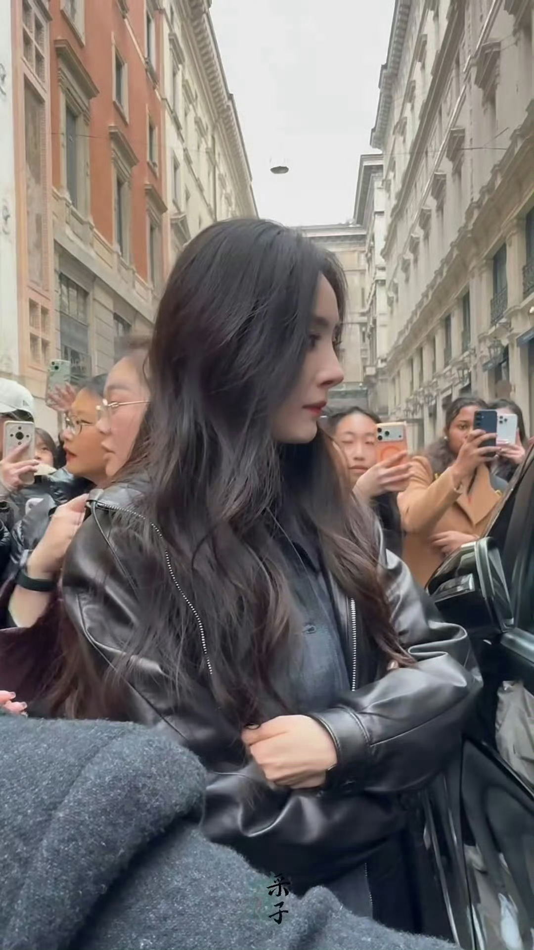 Prada代言人杨幂杨幂米兰时装周探店look路透来了！这身Prada有高智感女