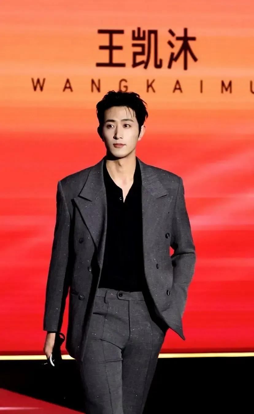 王凯沐一出场我就盯着屏幕挪不开眼，黑西装掐腰，肩线像刀切，腿长得快到我胸口。
我