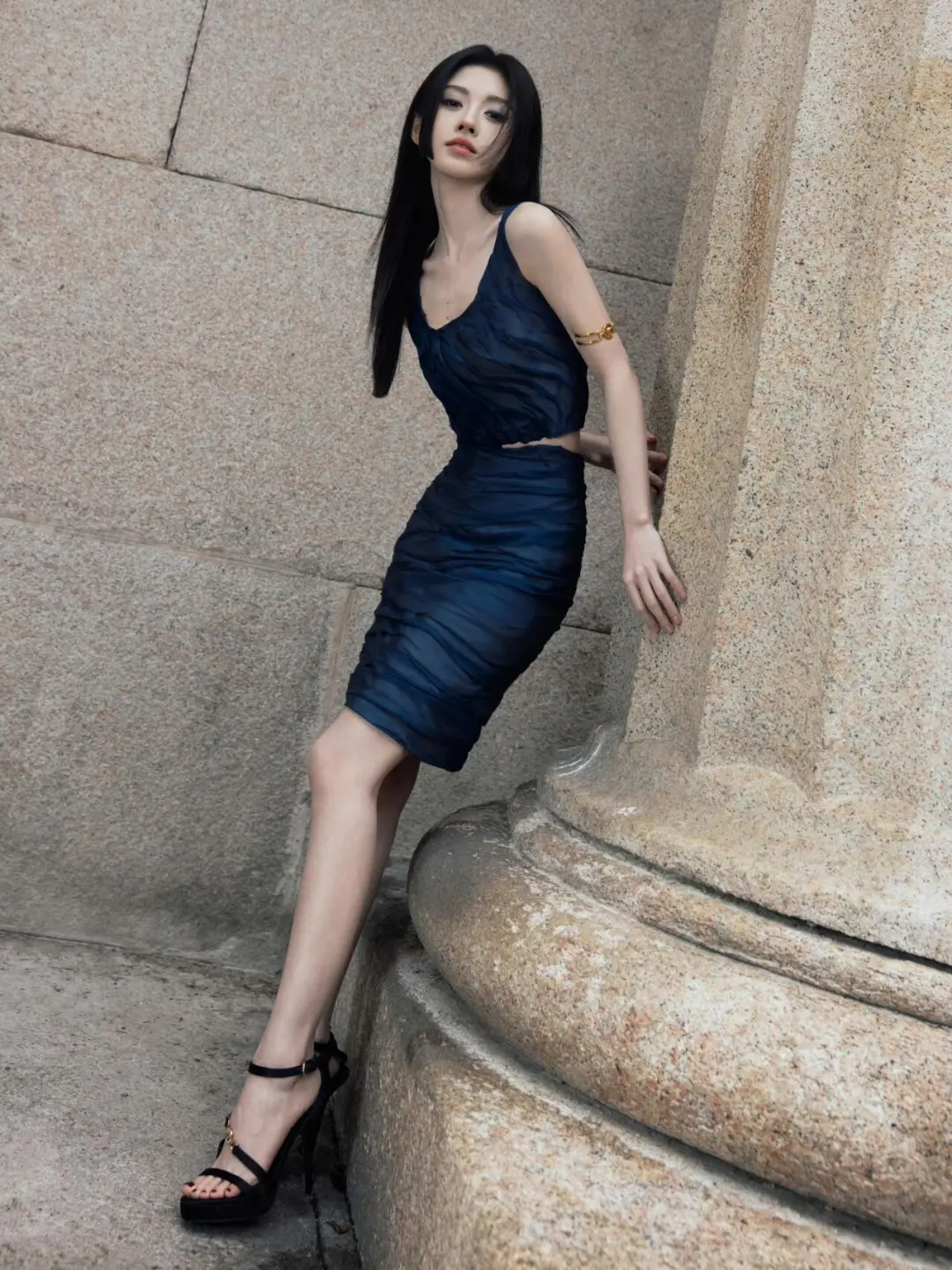 鞠婧祎 蓝色薄纱裙亮相Versace米兰