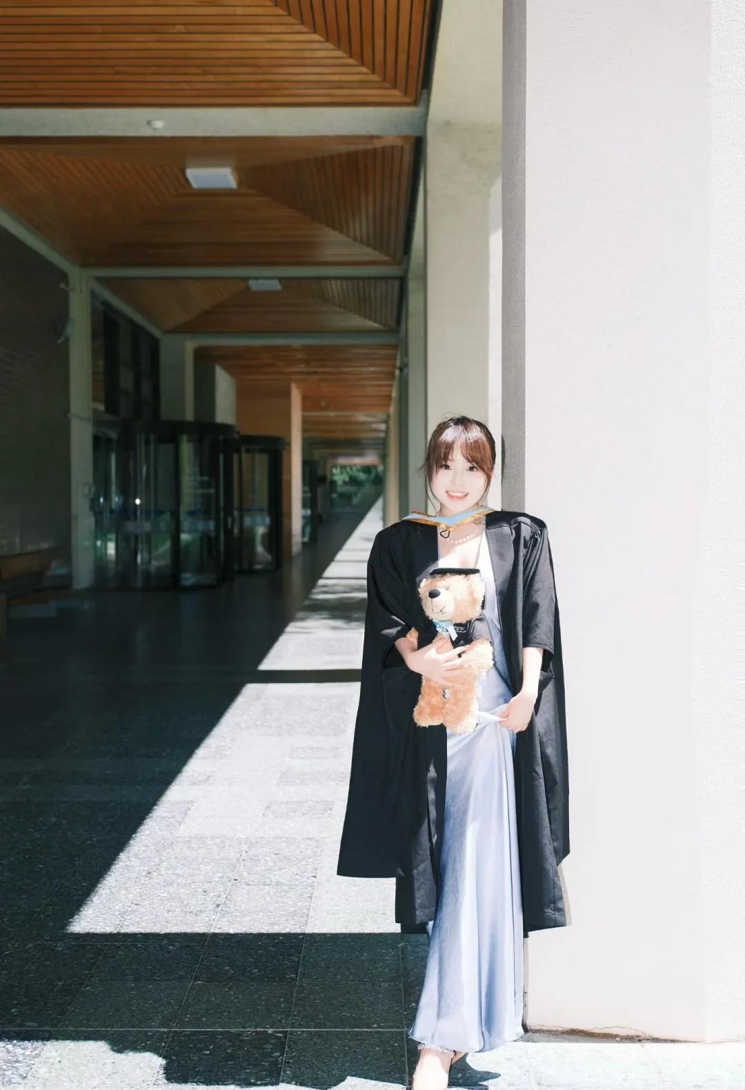 🎓迟到一年的毕业典礼
感觉读不下去在床上哭的日子仿佛还很近
不知不觉做老师一年
