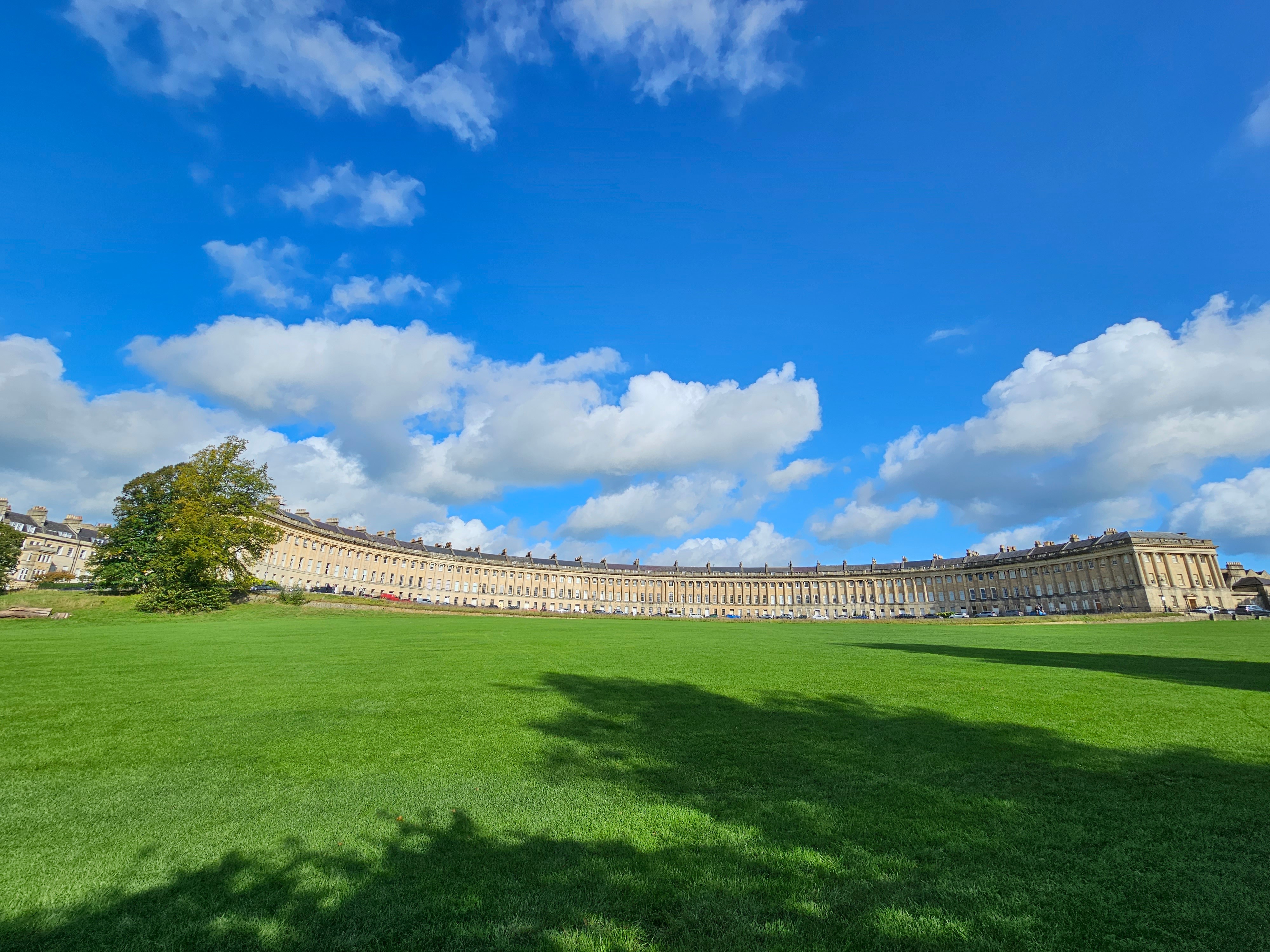 三星S23Ultra的超广角镜头拥有1200万像素，支持OIS防抖和自动对焦，可