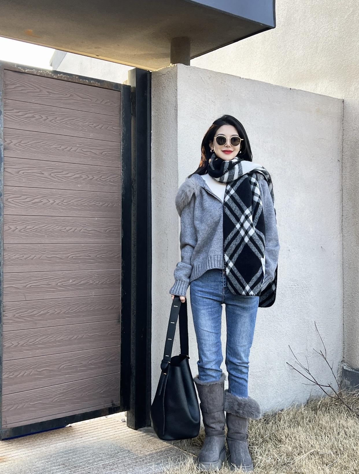 冬日暖阳下的时尚穿搭，灰色毛衣+牛仔裤+毛绒靴，温暖又舒适！🌞👗👢