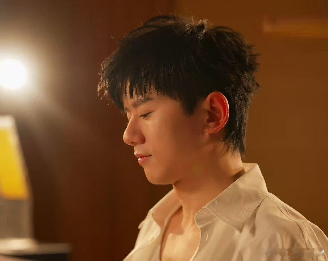 张杰新歌电影生活MV张杰回应献唱电影频道 30 周年主题曲，《电影生活》唱出无限