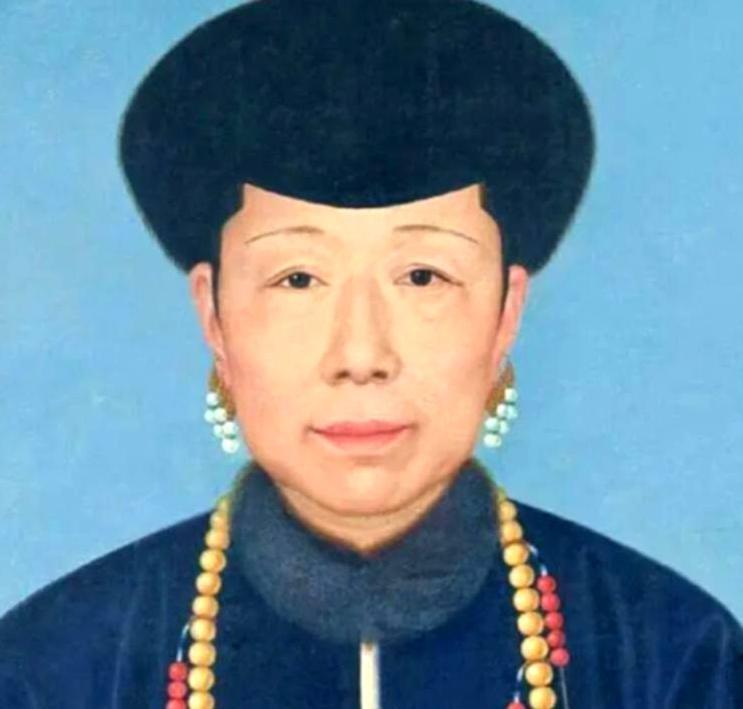 1735年，乾隆恭敬地向母亲请示，询问是否与先帝雍正合葬一处。谁料，太后只是平静