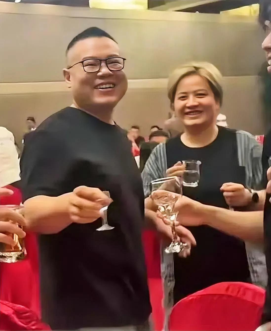 岳云鹏:取个好老婆有多重要！
演唱会庆功宴上，
得见嫂子真颜，
一看就是旺夫相啊