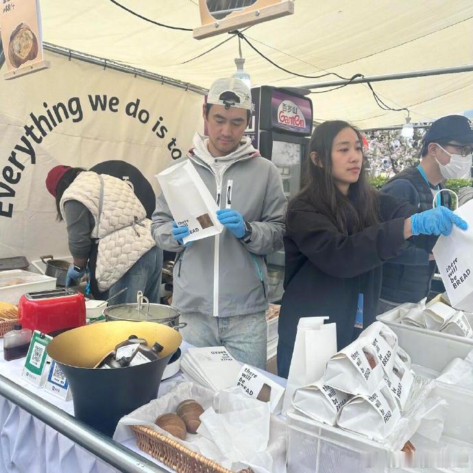 袁弘在面包节卖面包 袁弘现身北京朝阳公园奇多面包节，亲自摆摊卖面包，完全没有明星