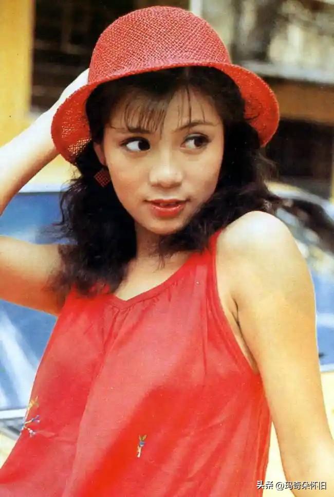 红帽红裙，卷发灵动
眉眼间满是少女的娇俏明媚

不用刻意修饰
自带干净又鲜活的气