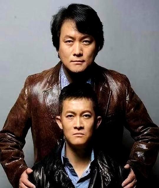 大家可能都注意到，导演郭靖宇的戏里，男主角常是他亲弟弟杨志刚。为啥总用自家人？其