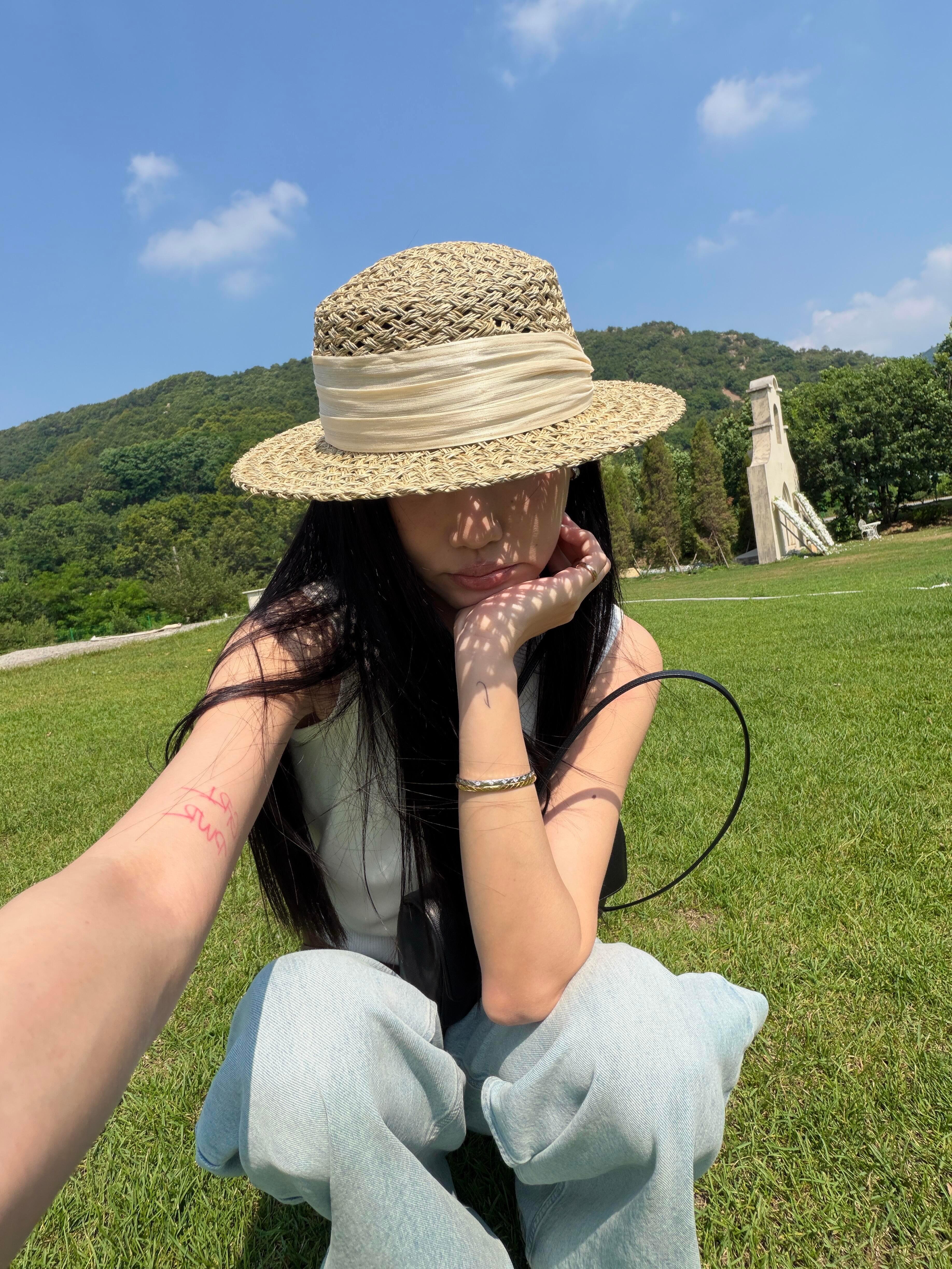 真正爱你的人才不会挑剔你,反而还会怕光凭爱留不住你。 