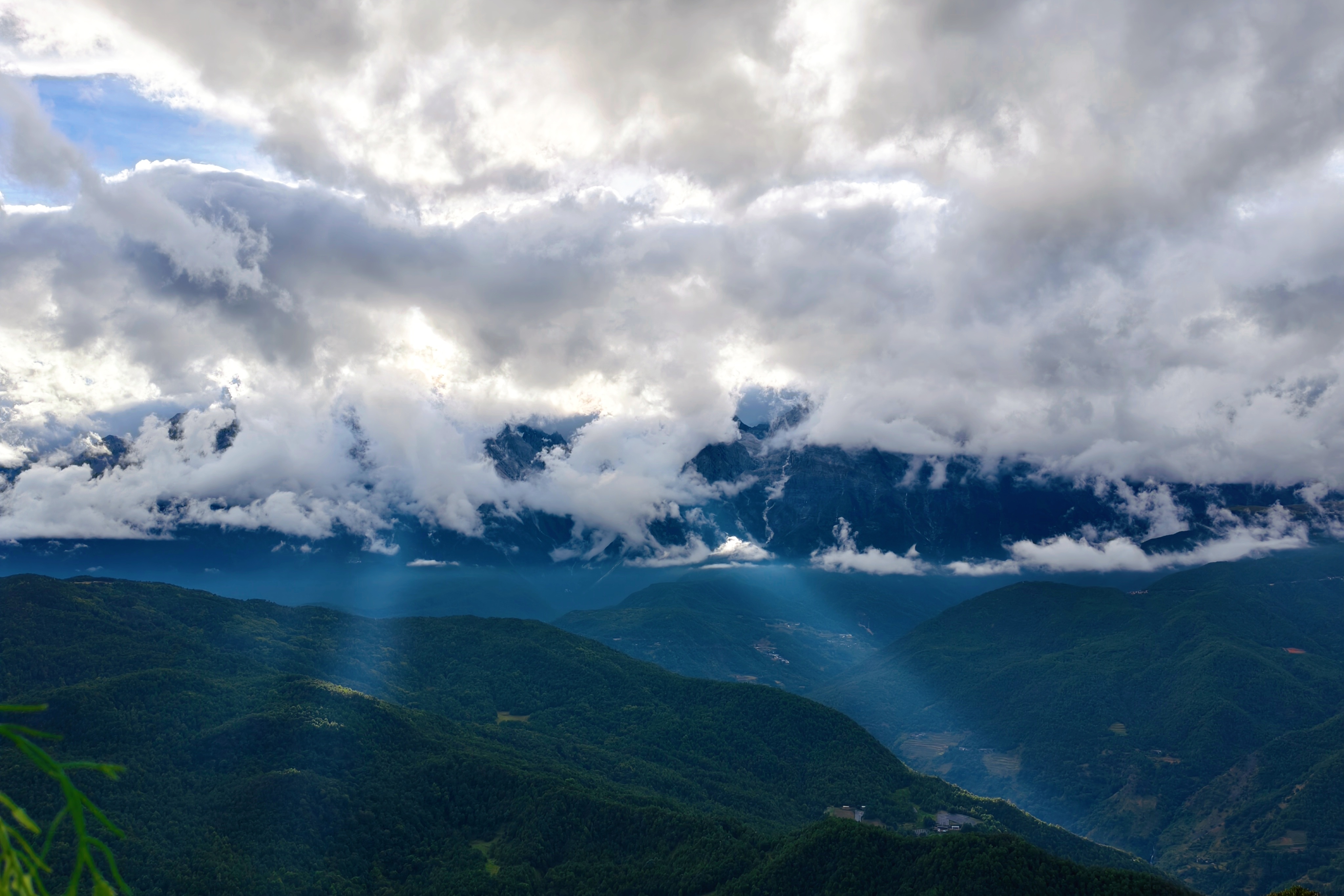 玉龙雪山，是纳西族的神山，虽然没有登顶，但在半山亦能感受到她的美，让人失语 流云