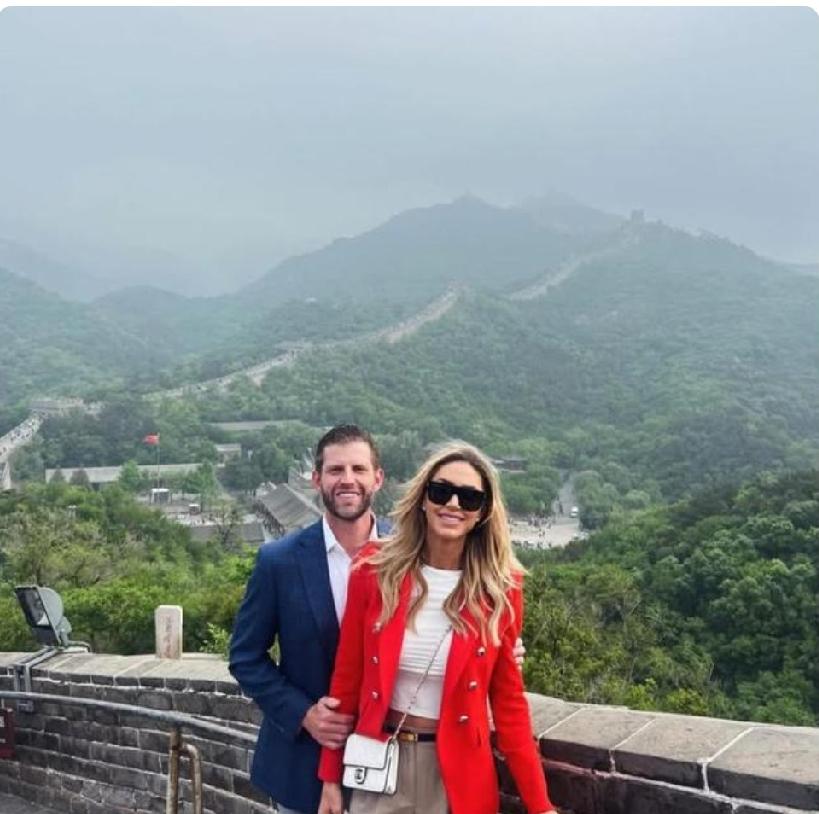 本次美国总统特朗普访问中国，他的儿子埃里克和儿媳劳拉也一起同行。
       