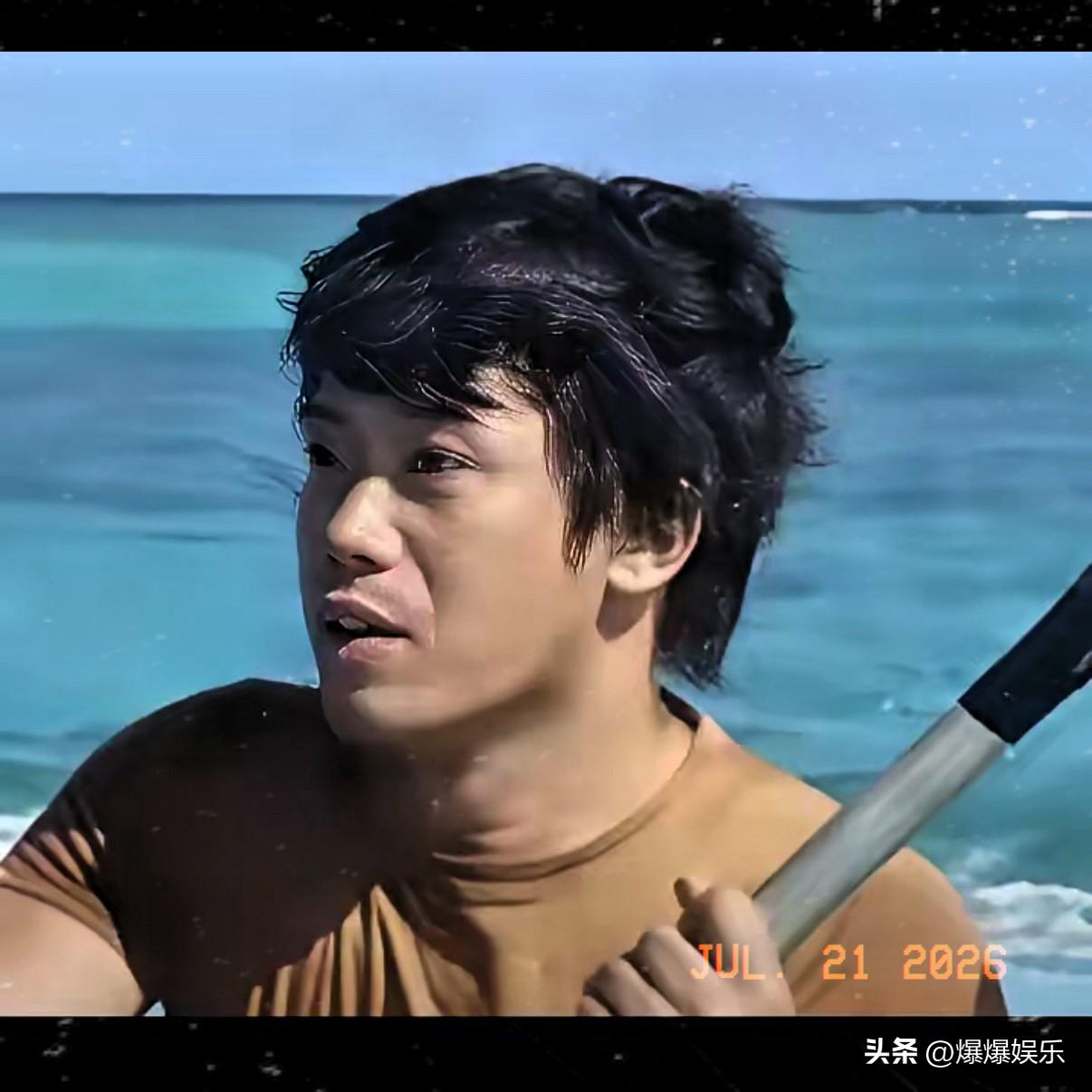 现场视频清晰可见，发现就是这个小伙最积极，最凶猛，最狂躁，最先动手。冲在小艇的最