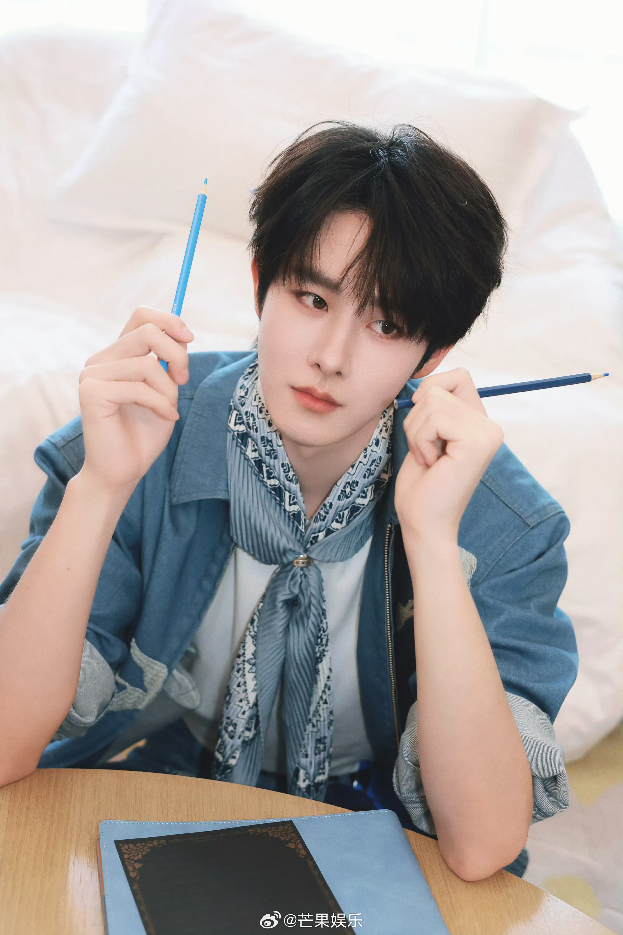 田嘉瑞魔力歌先生新鲜大片来袭蓝色系清新大帅哥啊，期待