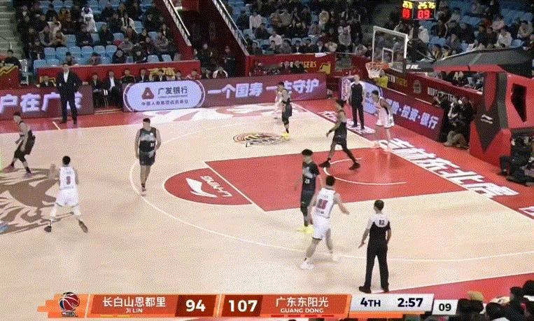 胡明轩三分再进，比赛没什么悬念了，提前恭喜广东队两连胜！吉林男篮vs广东男篮