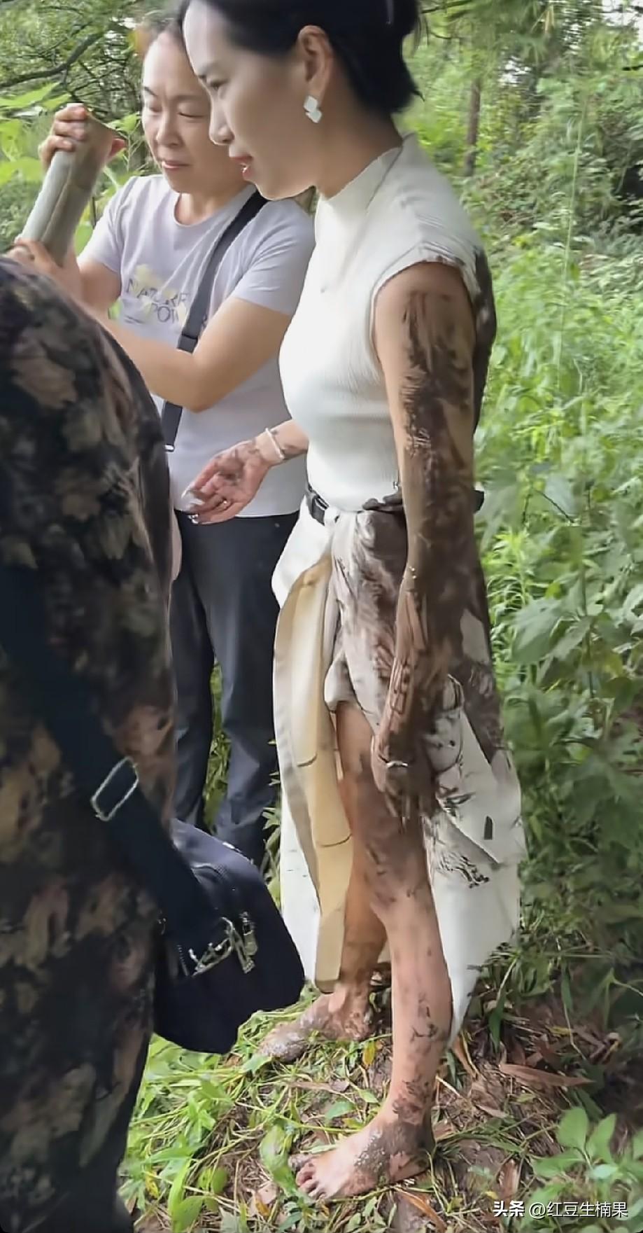 这位美女太不懂得爱惜自己了，把自己搞得一身泥巴，看着都心疼，白白嫩嫩的皮肤肯定刮