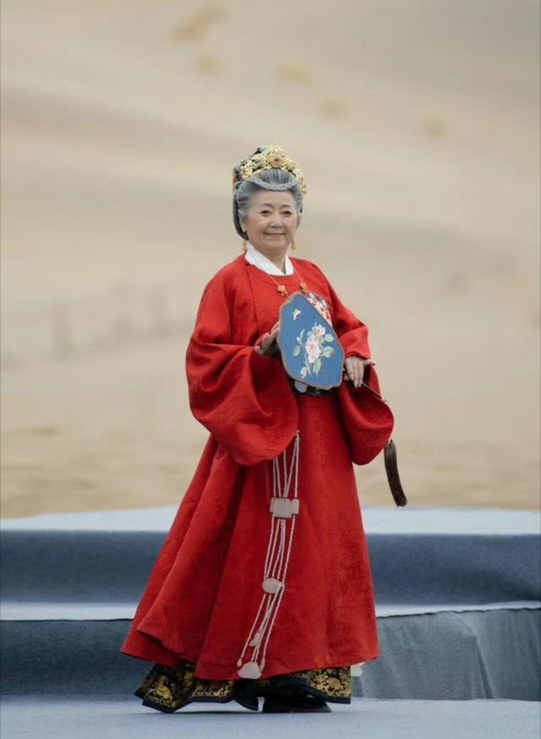 老年人还是闯进了汉服赛道  杭州70岁奶奶穿汉服诠释古典美  老年人比年轻人穿汉